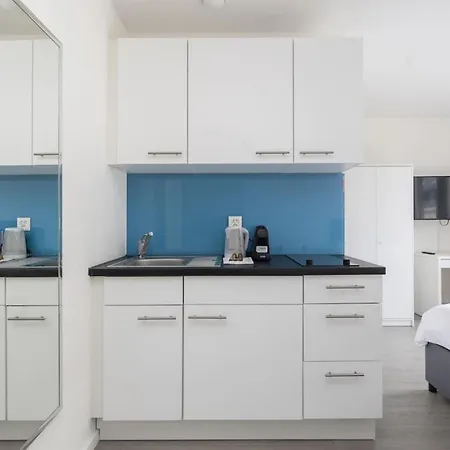 شقة Urban Oasis With Queen Bed And View Be-48 *